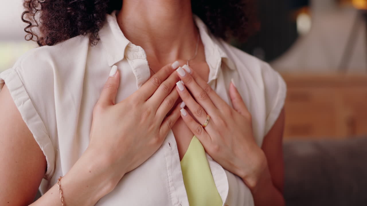 una mujer consolándose a sí misma.