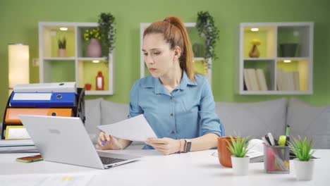 una mujer de negocios cuidadosa.