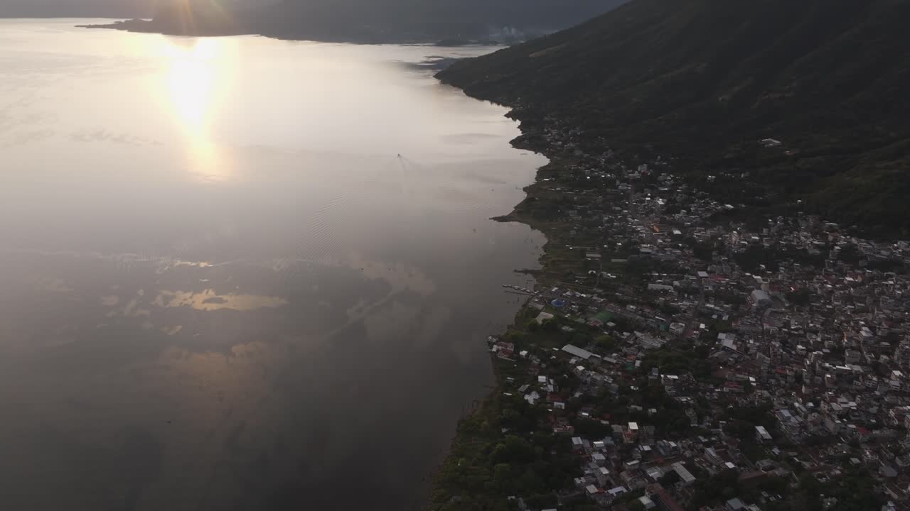 Ilmakuva upeasta auringonnoususta San Pedro La Lagunassa, Guatemalassa, kuvastaen alueen luonnonkauneutta
