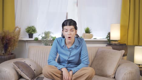 젊은 여성이 혼란스럽게 카메라를 쳐다보고 있습니다.