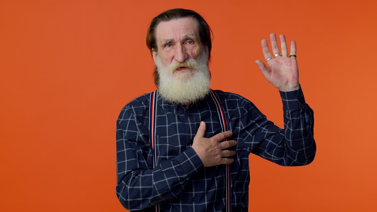 sincero responsable anciano abuelo hombre jura ser honesto, decir la verdad levantando la mano para tomar el juramento