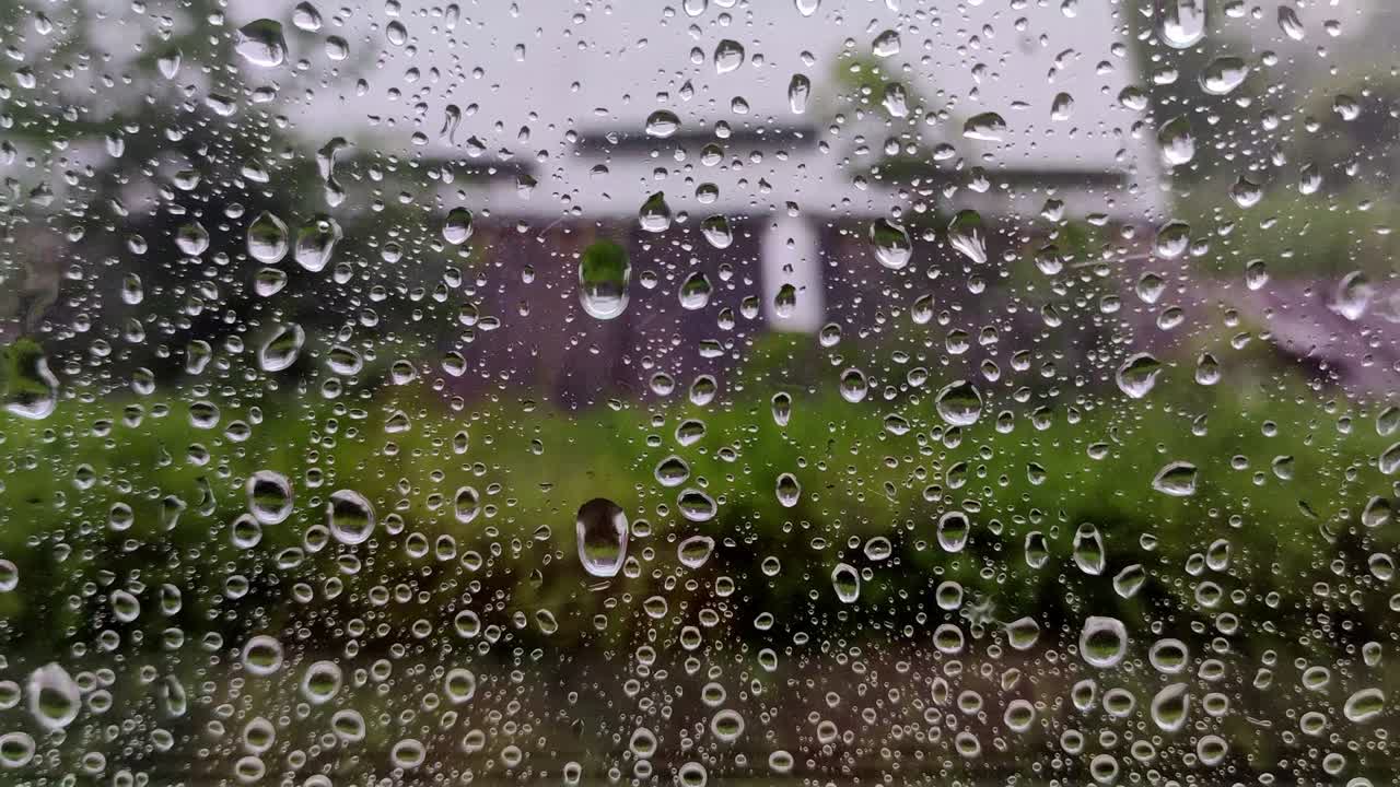 lluvia cayendo sobre la superficie de la ventana. gotas de lluvia en el vidrio de la ventanilla
