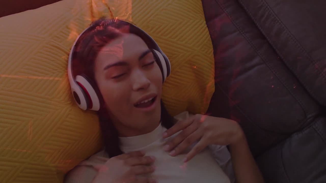 animación de un concierto de música sobre una mujer biracial escuchando música con auriculares.