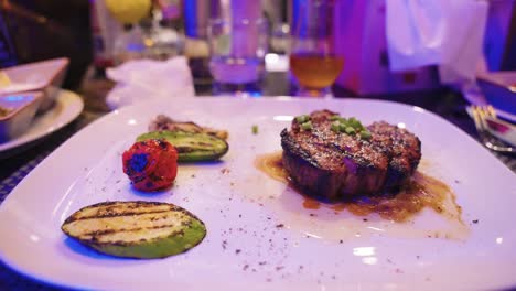 delicioso filete cocinado a la perfección con platos simples y verduras