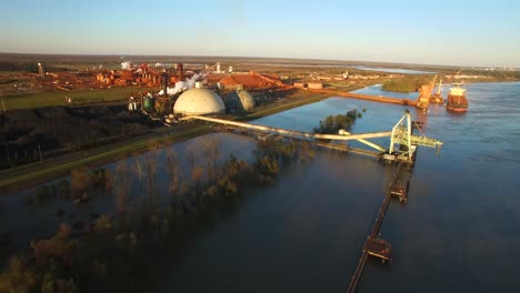 Antena-Sobre-Una-Planta-De-Fabricación-De-Aluminio-Industrial-A-Lo-Largo-Del-Río-Mississippi