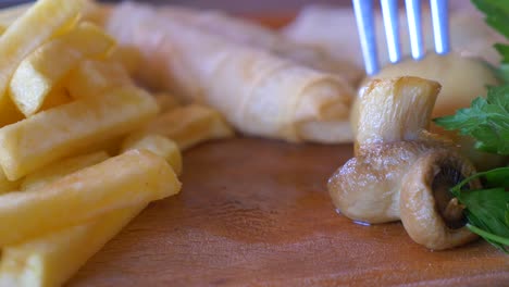 patatas fritas, productos horneados y setas