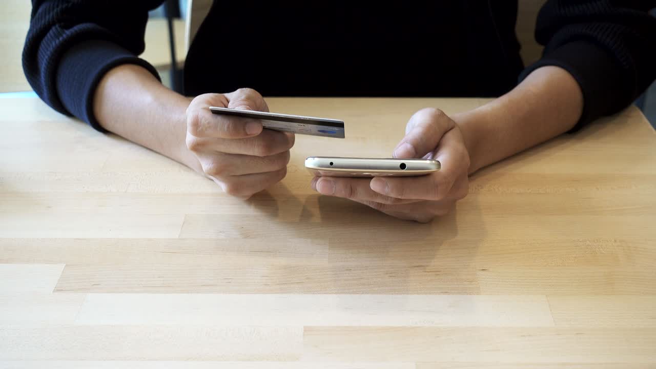 compras en línea. mujeres con tarjetas de crédito o débito compran en internet por teléfono inteligente,4k