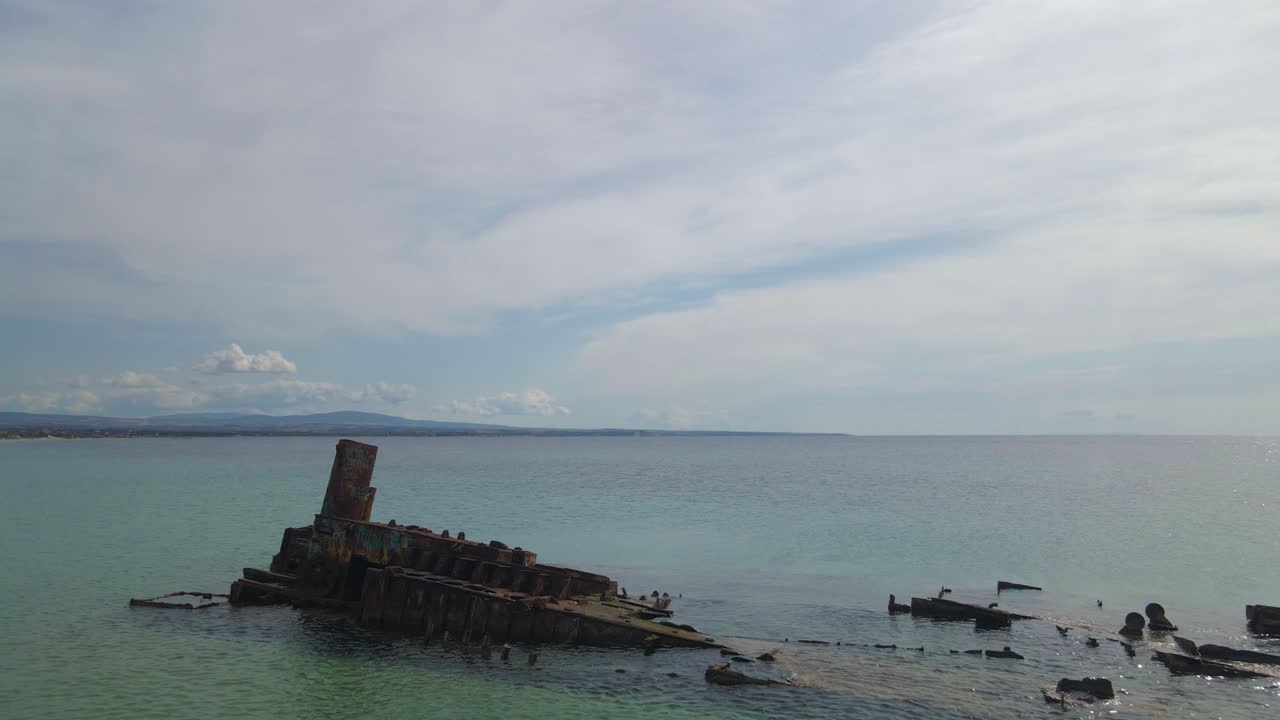 clip de 4k volando sobre un naufragio en la playa tropical de epanomi, norte de grecia