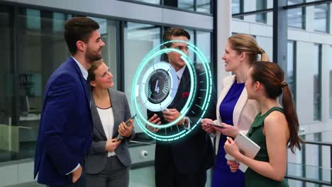 animación de una cerradura de caja fuerte sobre un grupo diverso de personas de negocios hablando sosteniendo dispositivos digitales