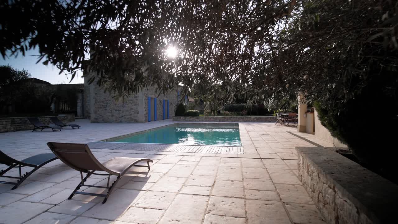 Ripresa esplorativa di una piscina privata illuminata dal sole