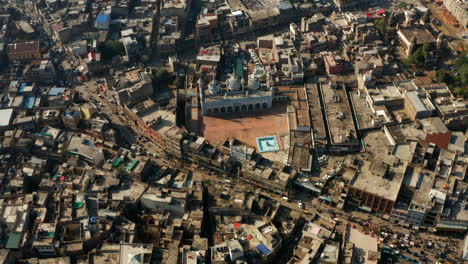 Top-View-Of-Cityscape-With-Markazi-Jamia-Masjid-Along-With-Traffic-During-Daytime-At-Rawalpindi-In-Punjab-Province,-Pakistan