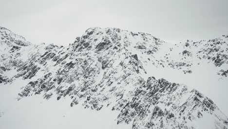 Vista-Aérea-De-Las-Montañas-Cubiertas-De-Nieve