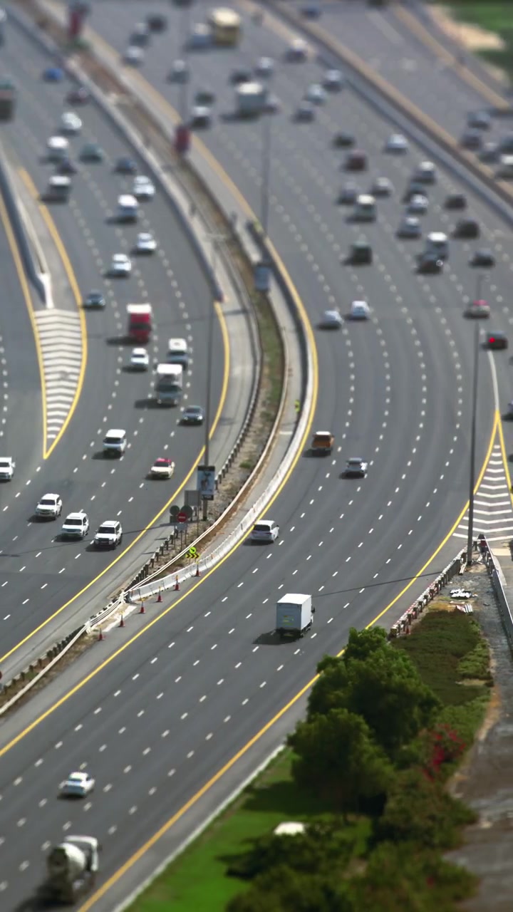 Højt vinkel tilt-shift time-lapse af travl motorvejstrafik