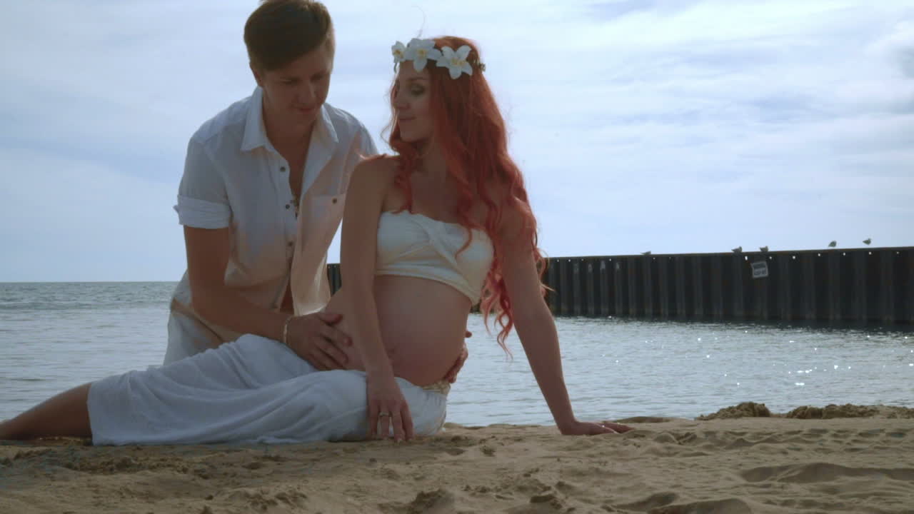 임신한 커플이 키스하고, 사랑의 커플이 해변에서 키스하는, 해변에서 사랑에 빠진 커플