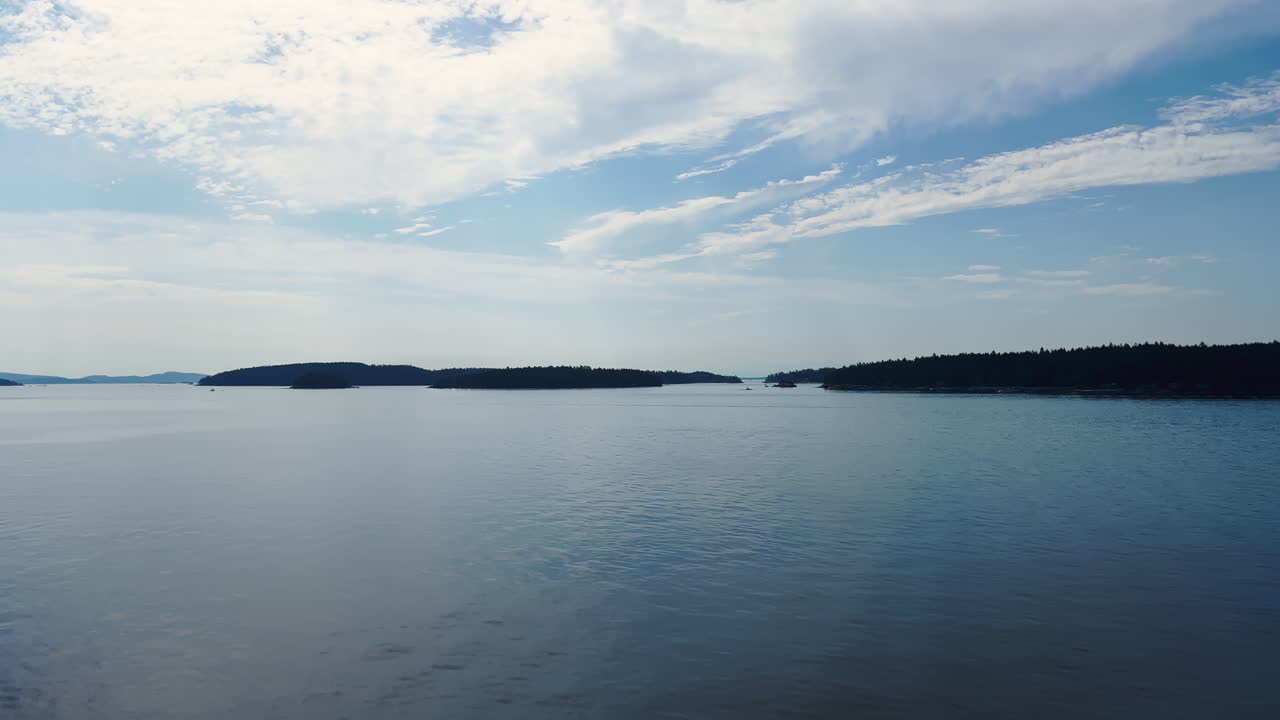 海の森のある島船から撮影青い空ハンドヘルドのギンバル