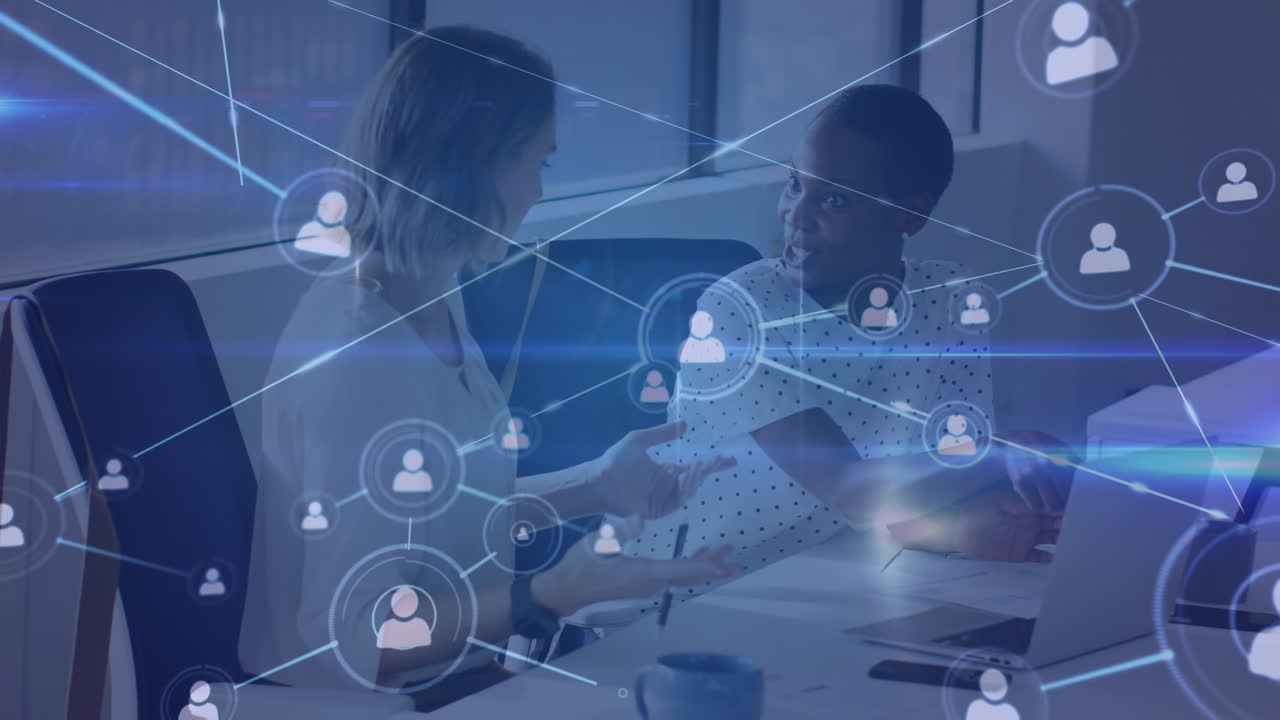 animación de conexiones con iconos digitales sobre diversas mujeres empresarias en la oficina