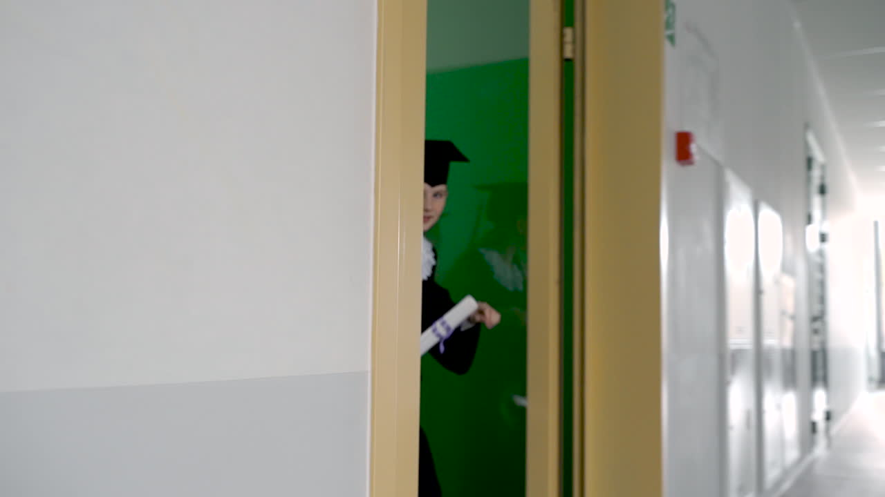 grupo de estudiantes preescolares felices en birrete y vestido 3