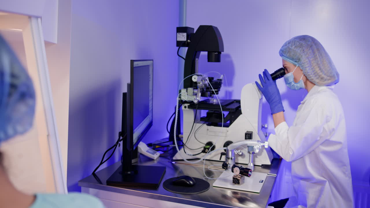 científicos trabajando en un laboratorio con un microscopio