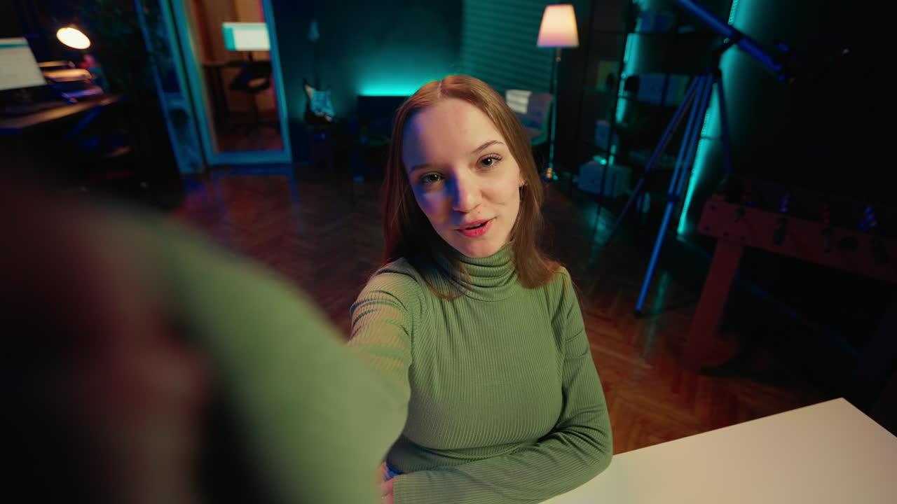 pov de la feliz chica de la generación z grabando un video introductorio con el teléfono en un palo de selfie