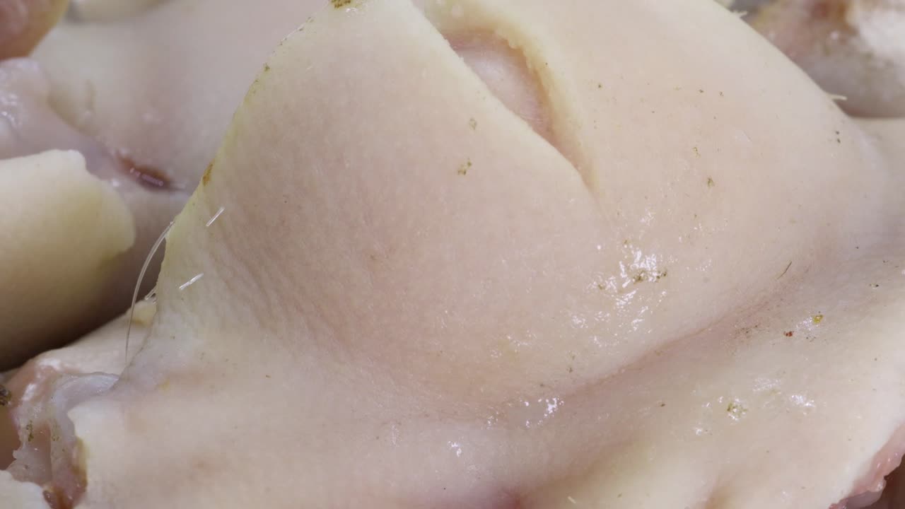 양념, 소스, 반찬 없이 맑은 차갑게 삶은 돼지고기와 껍질