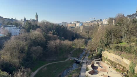 Parque-De-Patinaje-Público-De-Luxemburgo-En-Un-Día-Soleado