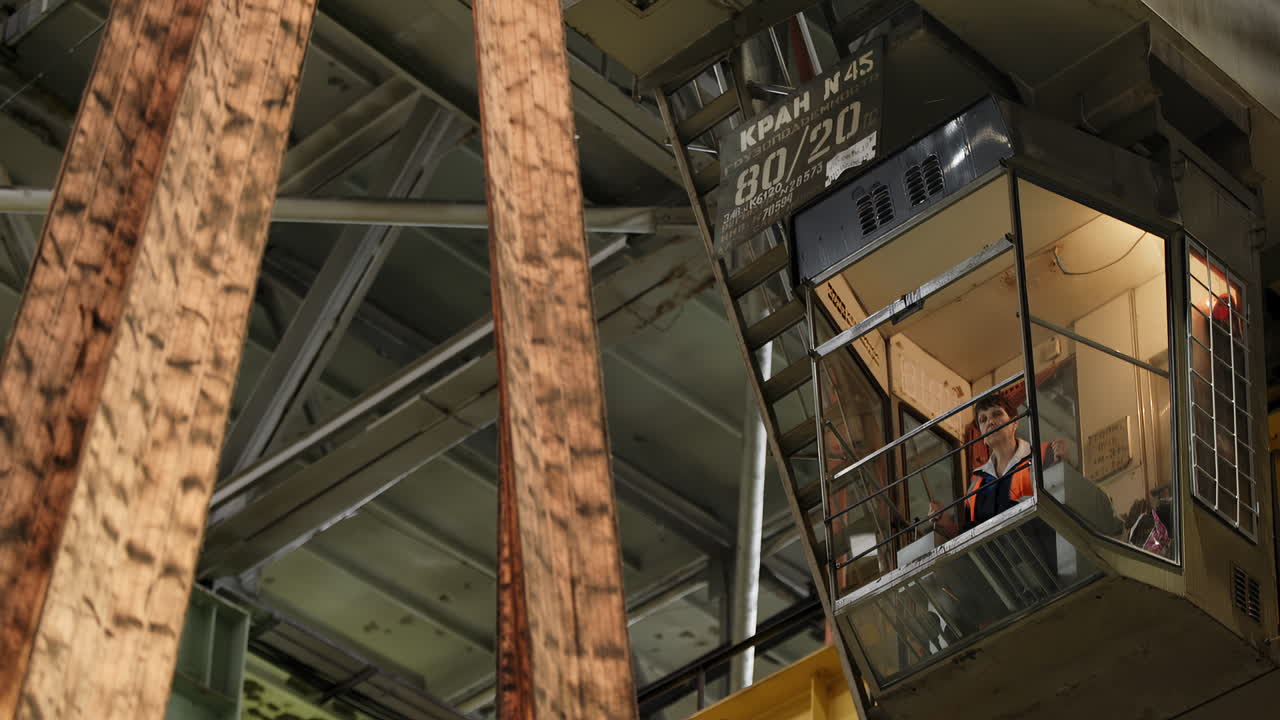 operador de la grúa en una cabina