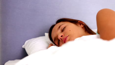 una mujer morena durmiendo.