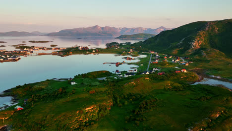 Toma-Aérea-De-Seguimiento-De-Rorbuer-Iluminado-Por-El-Sol,-Noche-De-Verano-En-Sommaroy,-Noruega.