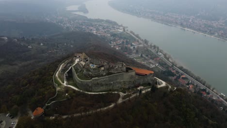 Vista-Aérea-De-Una-Antigua-Ruina-Europea-Del-Castillo-En-Un-Acantilado-En-Visegrad,-Hungría