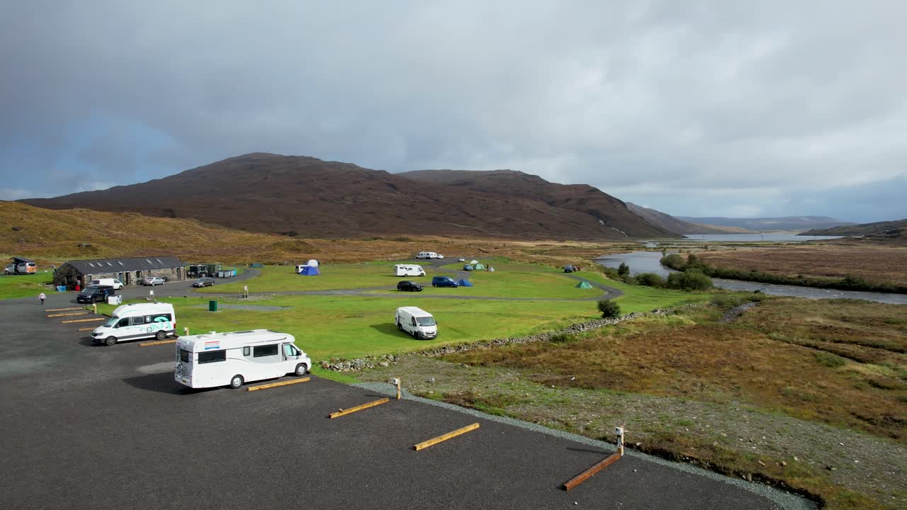 campamento con furgonetas en la isla de sligachan de skye, escocia, ascendiendo desde el aire