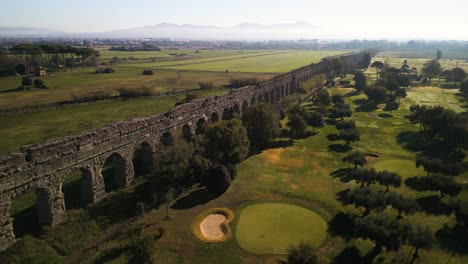 Increíble-Dron-Aéreo-Filmado-Sobre-El-Acueducto-De-Claudio-En-Roma,-Italia