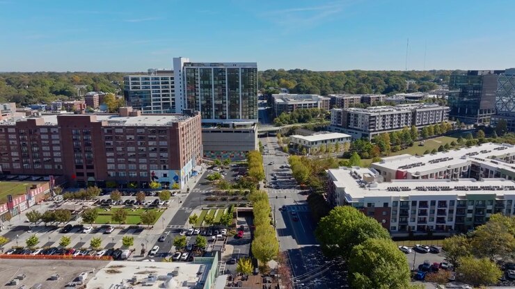 Trafficata North Avenue nel quartiere di Ponce Springs e parchi urbani, Atlanta, Georgia. Vista drone