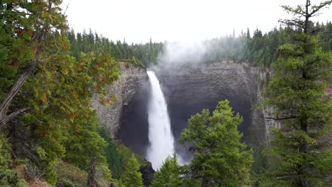 Weitwinkel-Zeitlupenaufnahme-Des-Wasserfalls-„Helmcken-Falls“,-Am-Murtle-River-Im-Wells-Gray-Provincial-Park,-British-Columbia,-Kanada