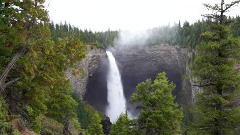 Wide-angel-slow-motion-shot-of-the-waterfall-'Helmcken-Falls',-located-on-the-Murtle-River-in-Wells-Gray-Provincial-Park,-British-Columbia,-Canada