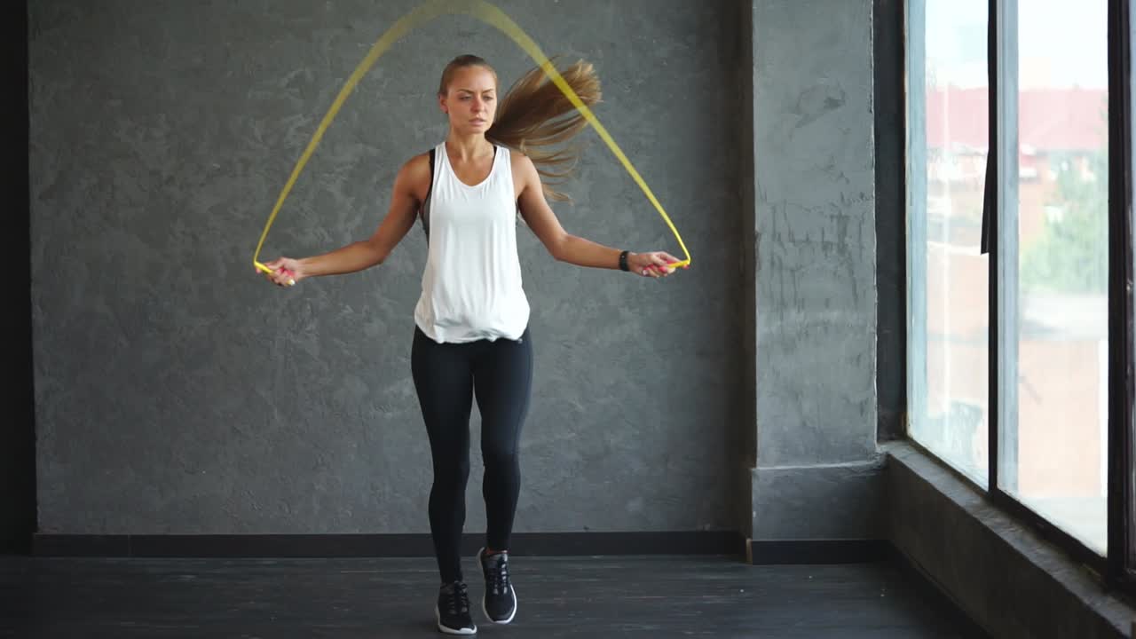 mujer saltando la cuerda