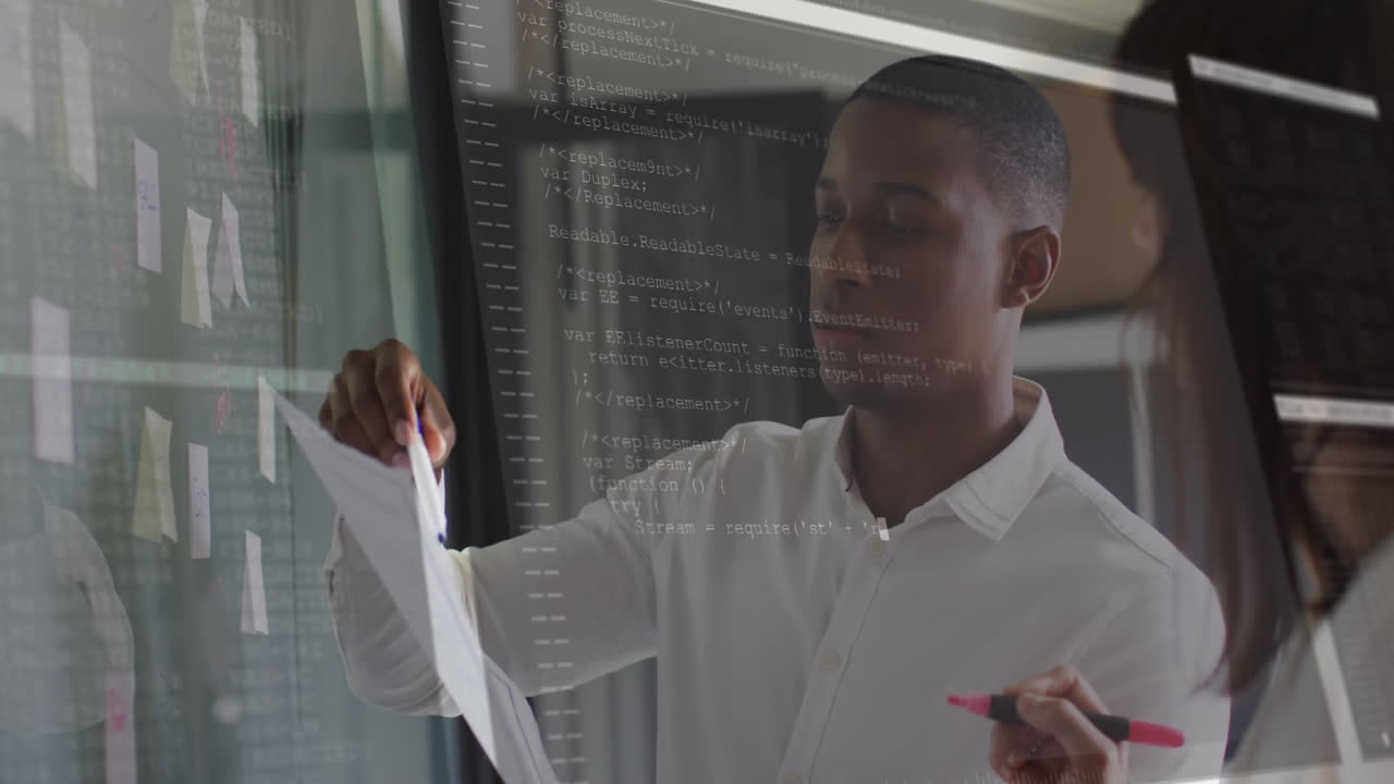 animación del procesamiento de datos financieros sobre diversos colegas que discuten el trabajo en la oficina