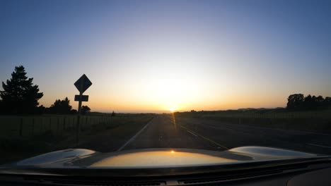 Autofahren-Auf-Der-Straße-Vor-Sonnenbeschienenem-Hintergrund-In-Der-Abenddämmerung