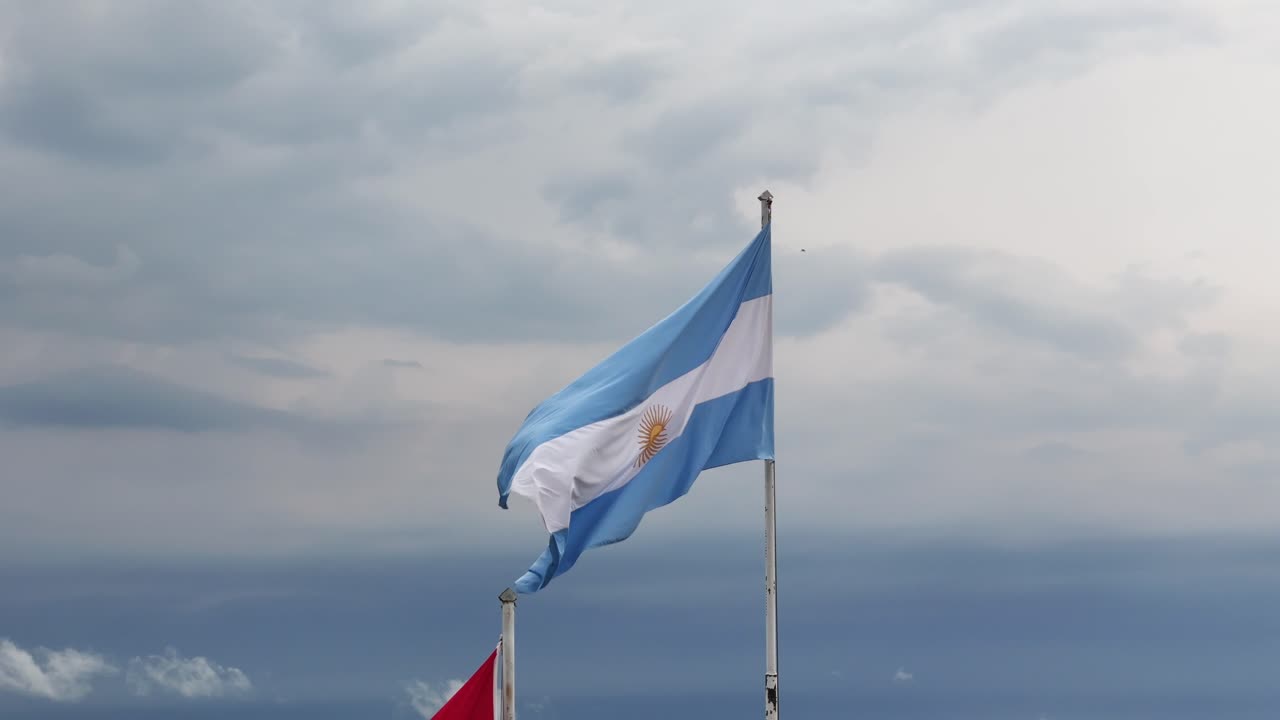 Uma visão aproximada de drone da bandeira argentina tremulando em um dia nublado