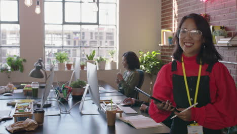 clsoe up hermosa mujer de negocios asiática líder de equipo disfrutando de la carrera de gestión comprobando colegas trabajando usando computadora tablet en diversos lugares de trabajo de oficina caminando confiada mujer gerente