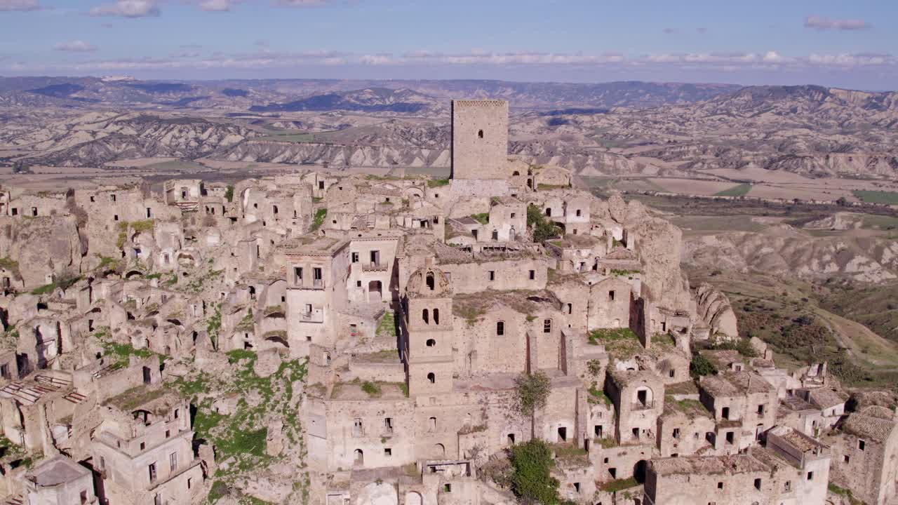 Çürüyen harabelere sahip ıssız bir tepe kasabası.