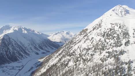 意大利利维尼奥 (livigno) 的一个小山谷村庄的空中拍摄