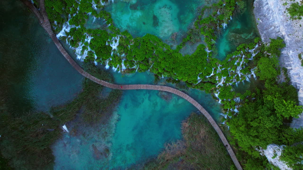 vista aérea del sendero de madera en el parque nacional de los lagos de plitvice, patrimonio natural mundial de la unesco en croacia