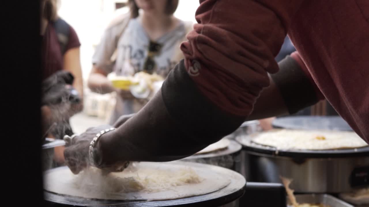 SLOW MOTION: Crepes francesi fresche con formaggio in preparazione, Parigi