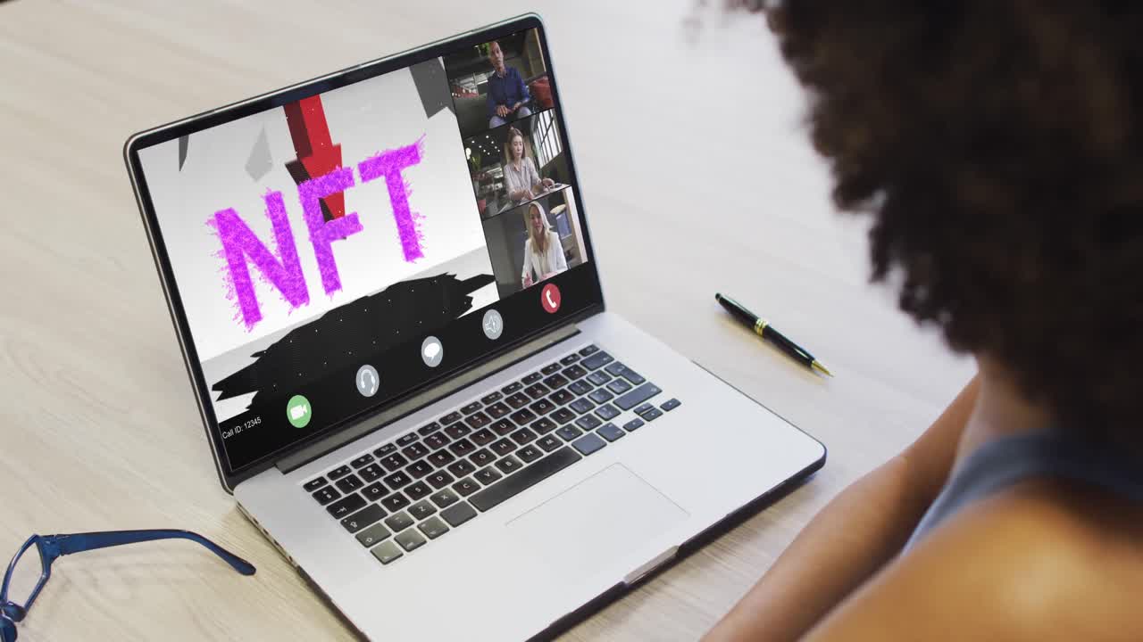 mujer de negocios afroamericana que usa una computadora portátil para videollamadas con diversos colegas de negocios