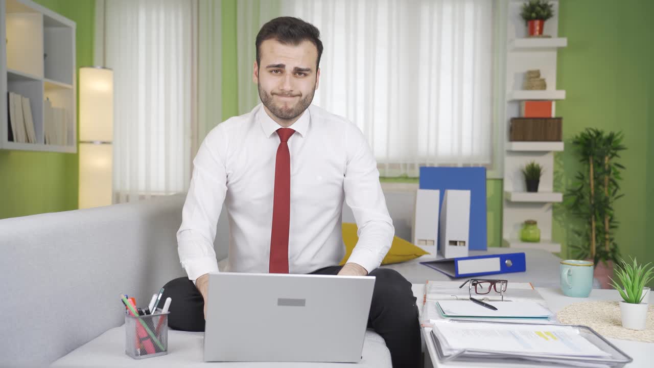 el hombre de negocios se niega y no le gusta leer noticias y anuncios.