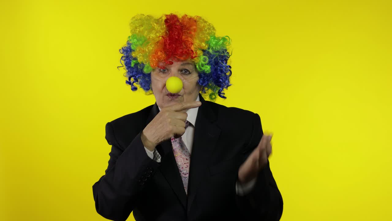 mujer de negocios payaso recibe dinero ingresos en efectivo mientras dice algo en la cámara