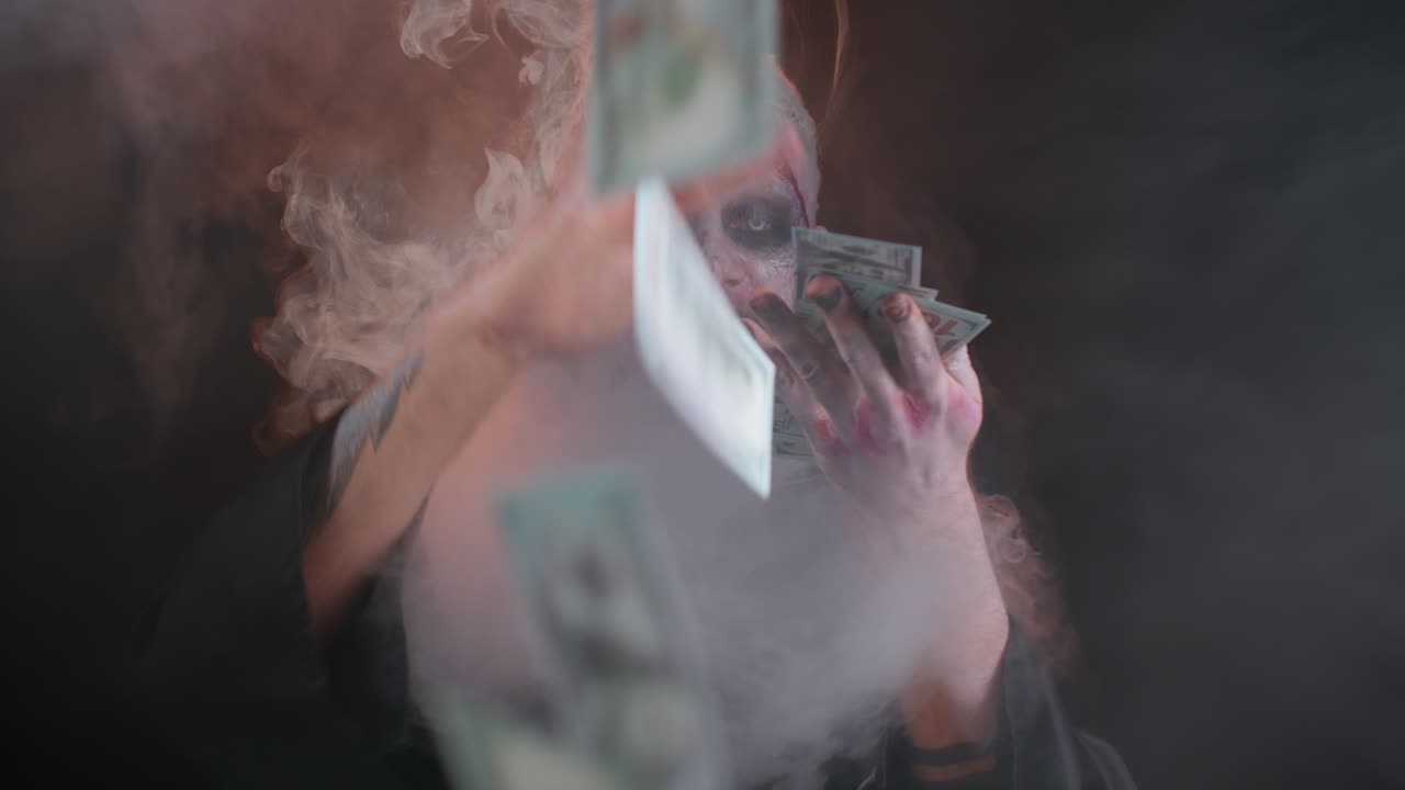 악마 남자 할로윈 좀비 피  ⁇ 은 상처 얼굴 돈 달러 현금 지폐를 던지고