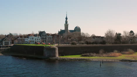 Antena:-La-Histórica-Ciudad-De-Veere-Con-Un-Antiguo-Puerto-E-Iglesias,-En-Un-Día-De-Primavera