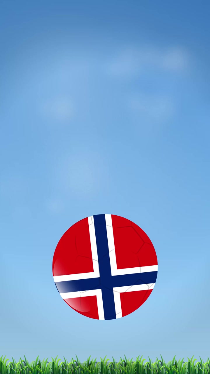 En fotball i norske flaggfarger spretter mot en blå himmel og gress.