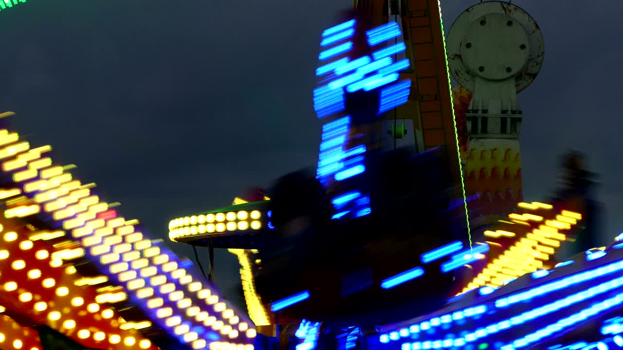 primer plano de las atracciones de la feria.